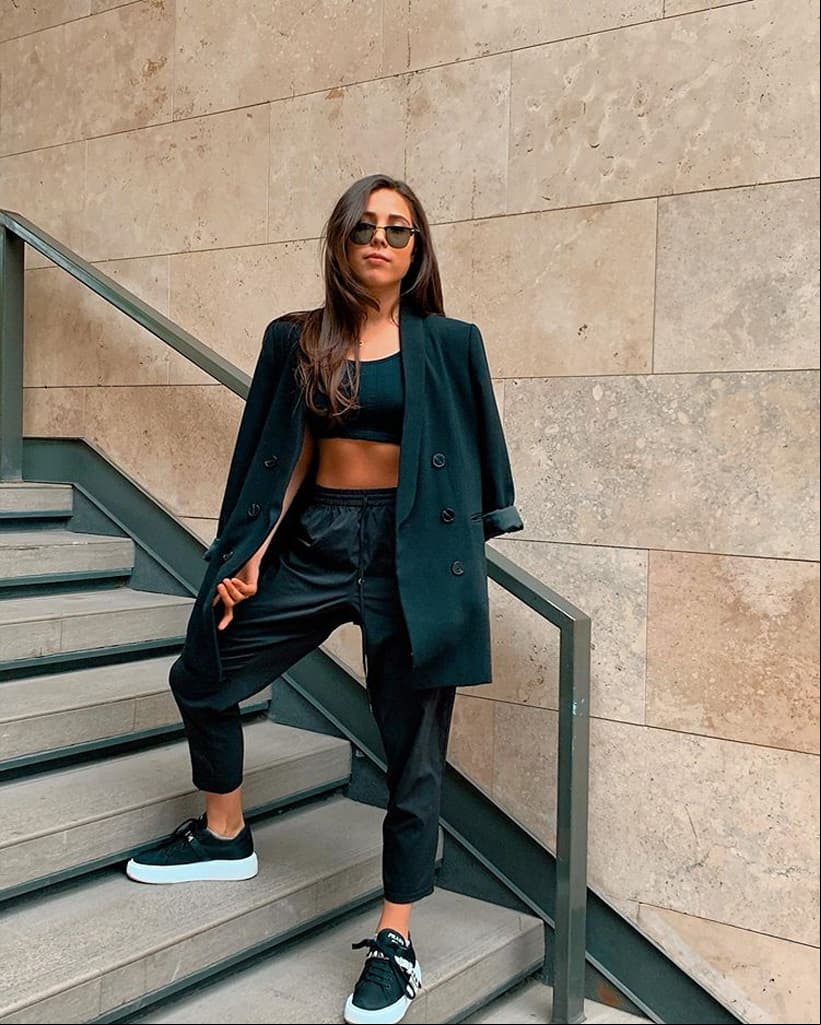 Aneliz Aguilar, la hermana mayor de Ángela, se describe en Instagram como “groupie profesional”, en cuya plataforma cuenta con 397 publicaciones.