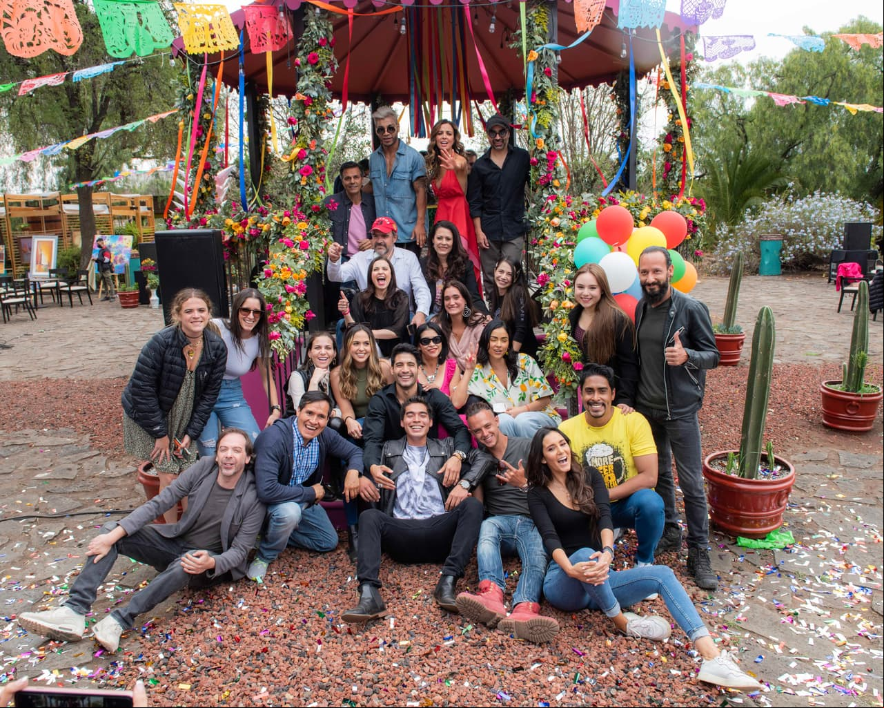 Al final, todo el elenco y parte de la producción posó para Las Estrellas.