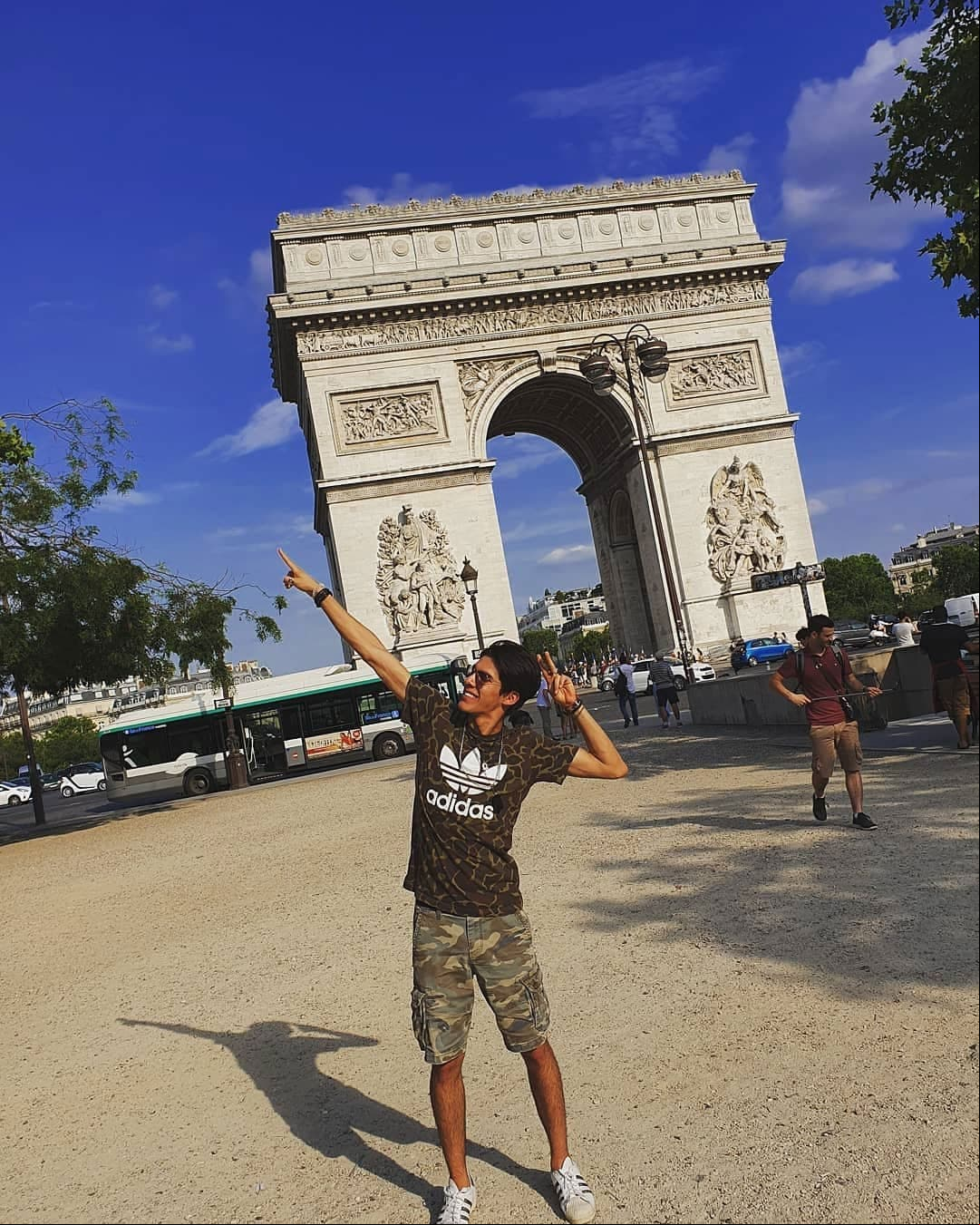 “Empiezan las aventuras parisinas”, escribió Emiliano junto a una imagen en la que posa frente al Arco del Triunfo.