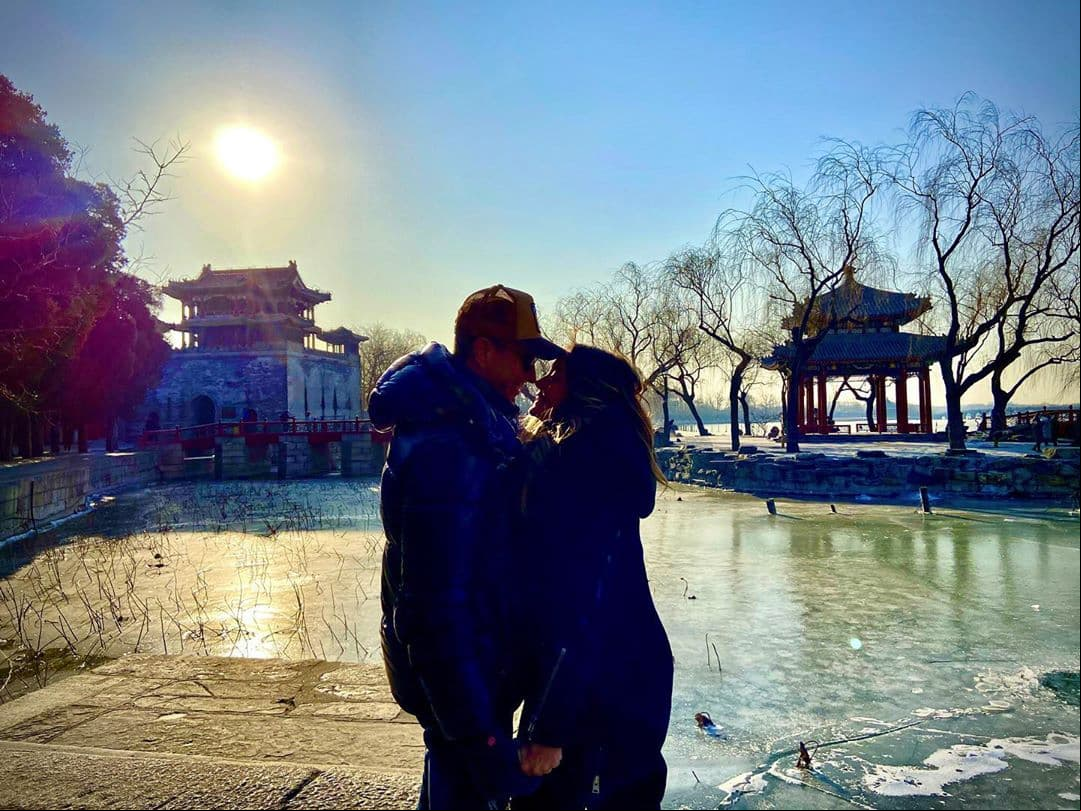 “El 2020 va a ser un año muy especial para nosotros porque Erik y yo cumpliremos, en abril, 20 años de casados; entonces va a ser un año muy especial. Además, son los XV años de Mía, y pues bueno, vienen cosas maravillosas”, dijo en entrevista a Las Estrellas.