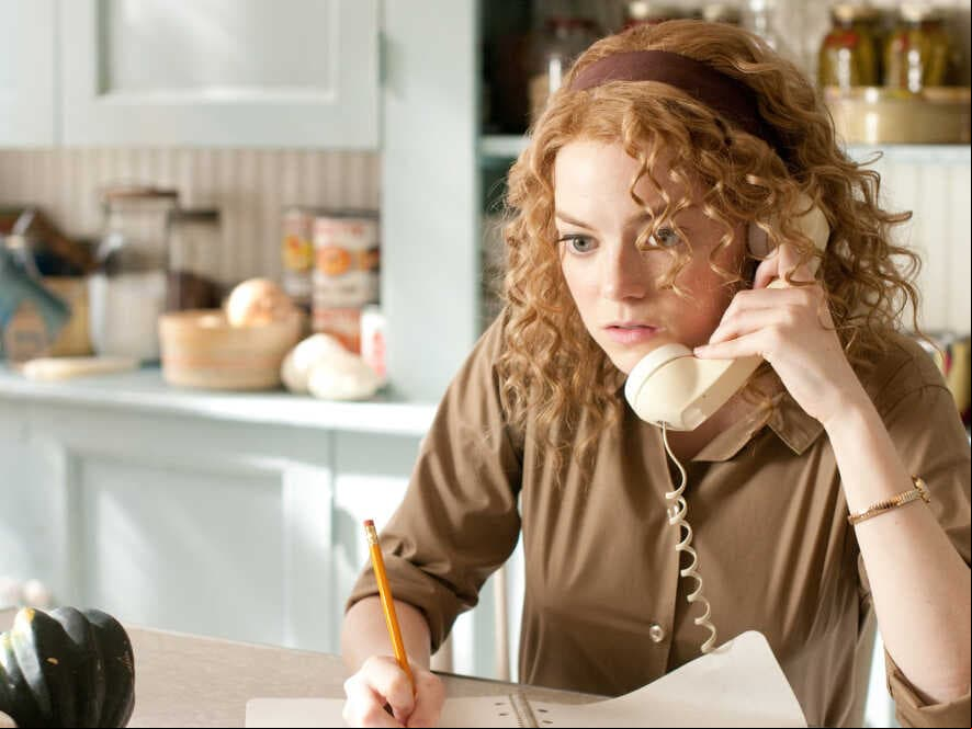 Skeeter Phelan (Emma Stone), an aspiring writer, listens to advice from her editor in New York as she embarks on a secret writing project that puts her, and especially the women she is working with, at great risk.