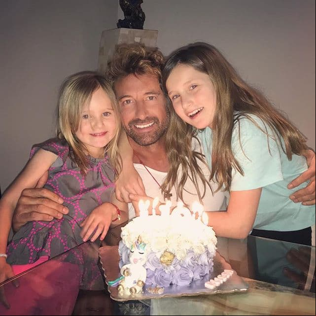 Gabriel Soto cuida de Elisa Marie y Alexa, las hijas que tuvo con Geladine Bazán. Actualmente disfruta de un noviazgo con Irina Baeva y protagoniza la telenovela 'Soltero con Hijas'.