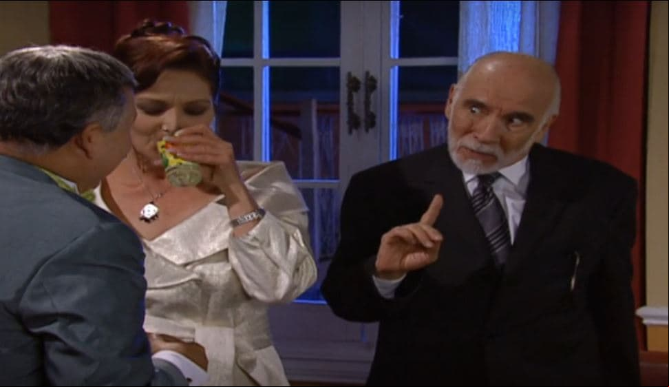 El jefe de Arturo decide acompañarlo con un "curado" (pulque), para aumentar su popularidad con los empleados.