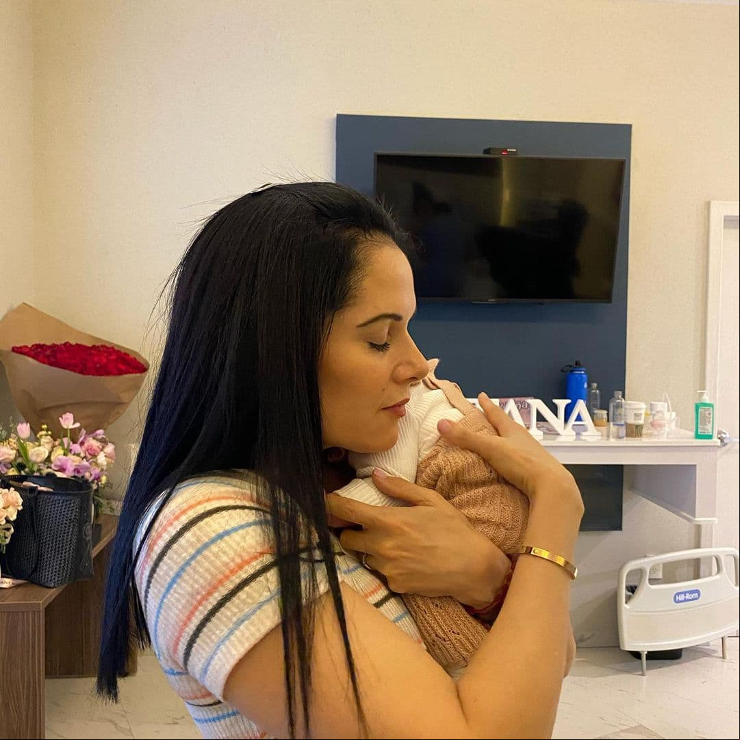 “¡Este sentimiento se vuelve indescriptible! ¡¡¡Estoy loca de amor!!! ¡¡¡Bienvenida Cayetana, has llegado a transformarnos la vida!!! ¡Bendiciones y más bendiciones! Gracias Dios”, anotó.