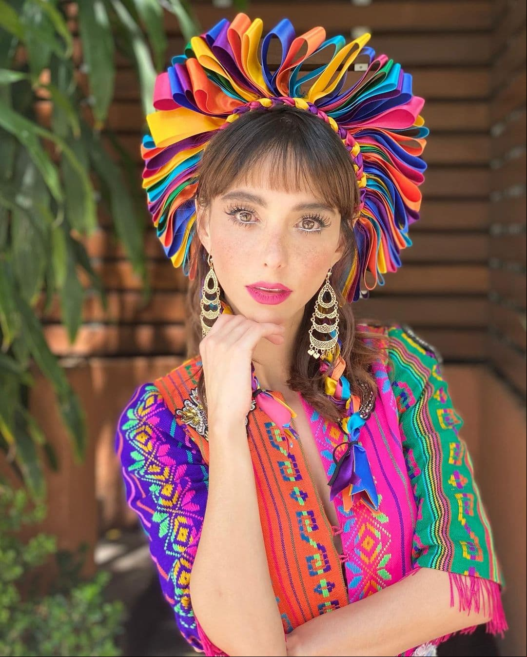 Uno de los looks más recordados de Natalia en el programa, fue el look que le robó a la muñeca Lele, en el que lució coloridos listones en el pelo y los cuales acompañó con dos trenzas.