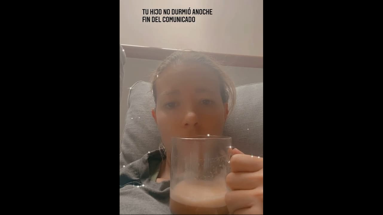 “Tu hijo no durmió anoche. Fin del comunicado”, señaló en una imagen donde aparece tomando café y con algunas ojeras.