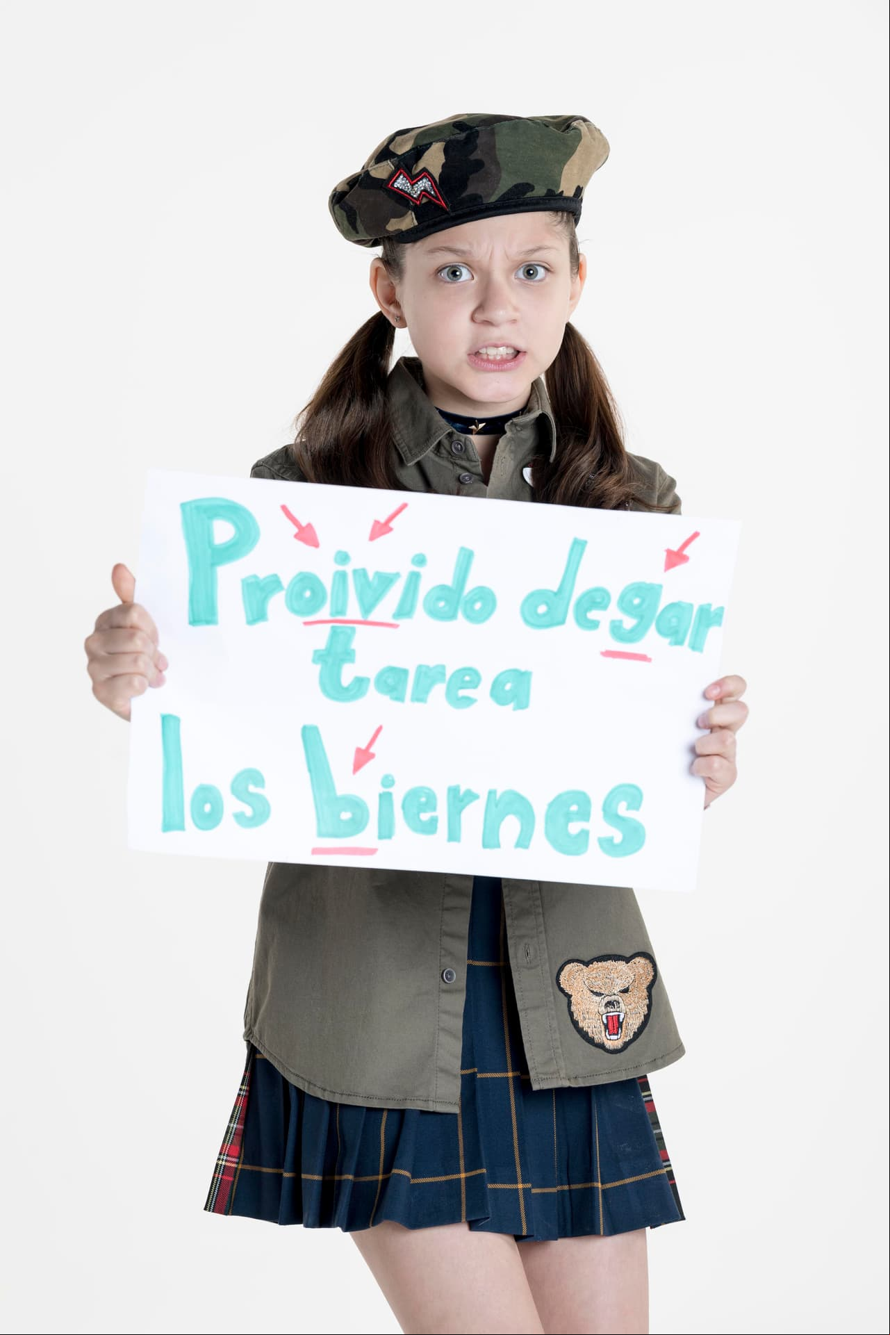 6. VICTORIA
<br>
<br>Regresemos a la época militar y de protestas de esta jovencita de 'Una familia de diez', que quizás puedas complementar con un cartel divertido. 
<br>El atuendo militar no falla.