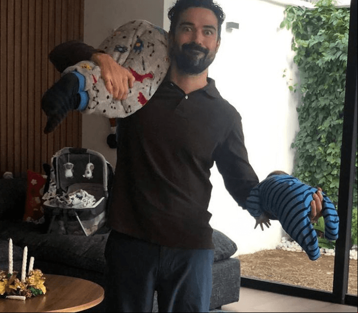 Alfonso Herrera también anunció el nacimiento de su segundo hijo a través de una cómica foto en Instagram, donde aparece junto a su primogénito Daniel y su bebé Nicolás. “Este año será recordado por muchos como uno de los peores de la historia. Para mí, el 2020 lo salvaste tú. ¡Bienvenido Nico, aún no sabemos por qué elegiste esta familia”, precisó.
