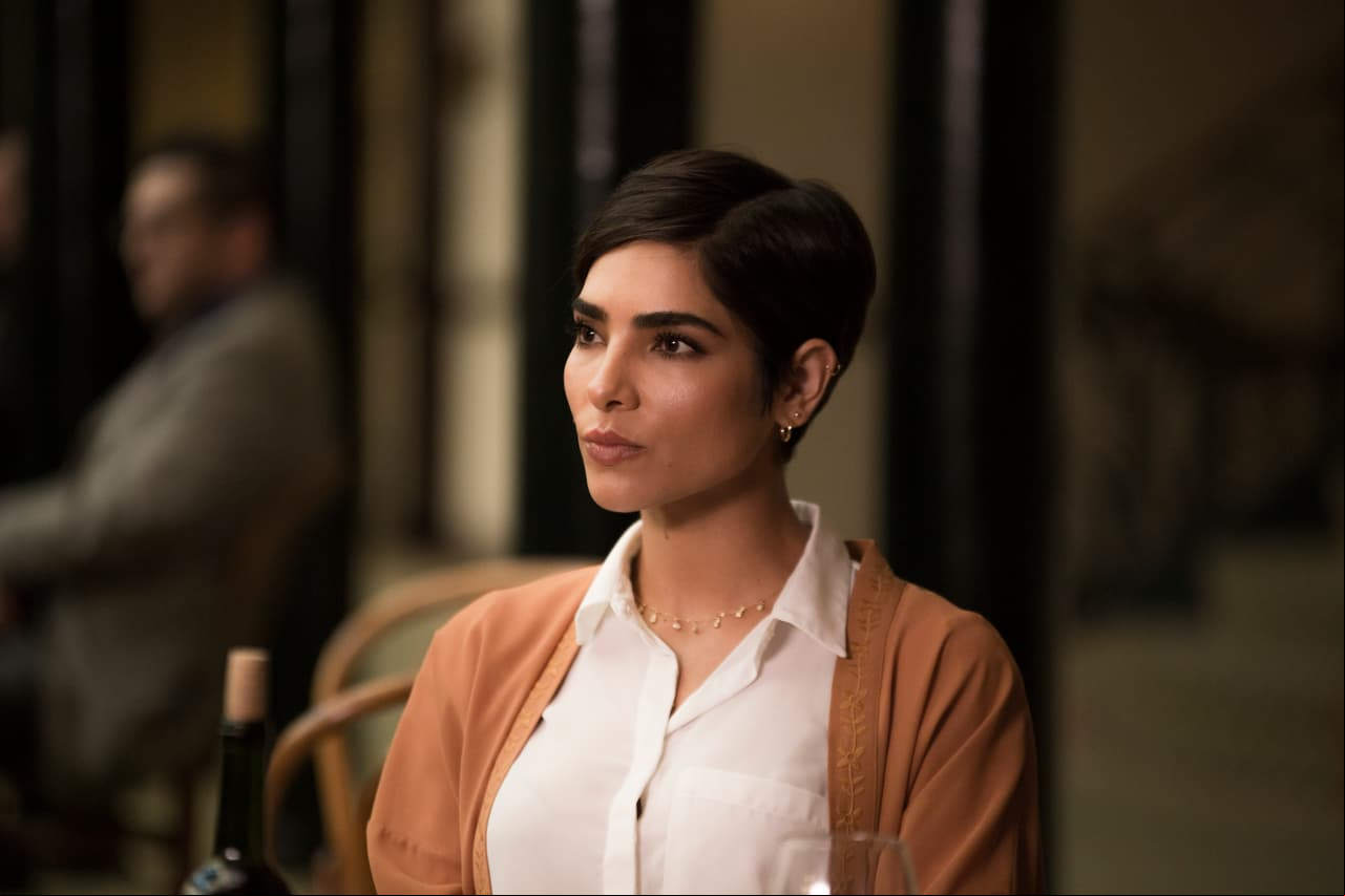 Alejandra Espinoza, hace su debut en la televisión mexicana al convertirse en 'Sonia Aristimuño', médico pediatra por profesión, y quien al igual que su rival, ha caído rendida ante los encantos de 'Alejandro Cárdenas', interpretado por José Ron. Pero, ¿quién es Alejandra Espinoza? Aquí te contamos sobre su trayectoria.