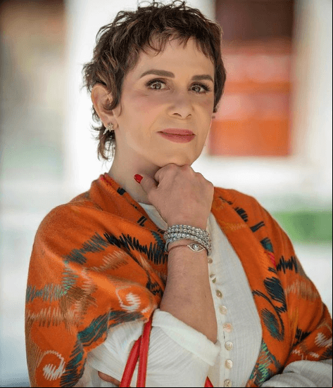 Tras su participación en "Doña Flor y sus dos maridos", Rebecca Jones regresa a Las Estrellas en la nueva producción de Carmen Armendáriz en el papel de 'Antonia', la madre de 'Vera'. Es una mujer trabajadora, fuerte e hiperactiva que, para reducir su ansiedad, se dedica a tejer.