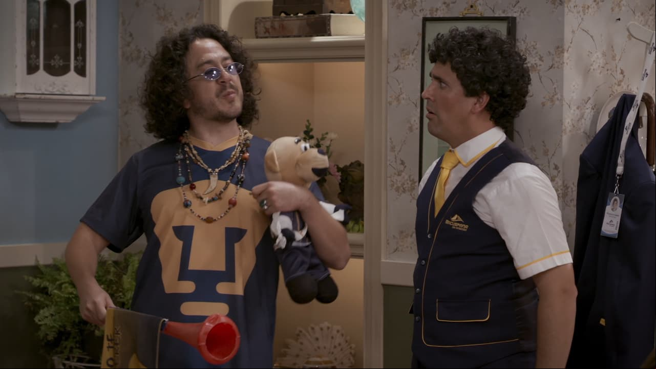 Aldolfo con su playera de los Pumas y su pumita de peluche espera el partido de fútbol de su equipo.
