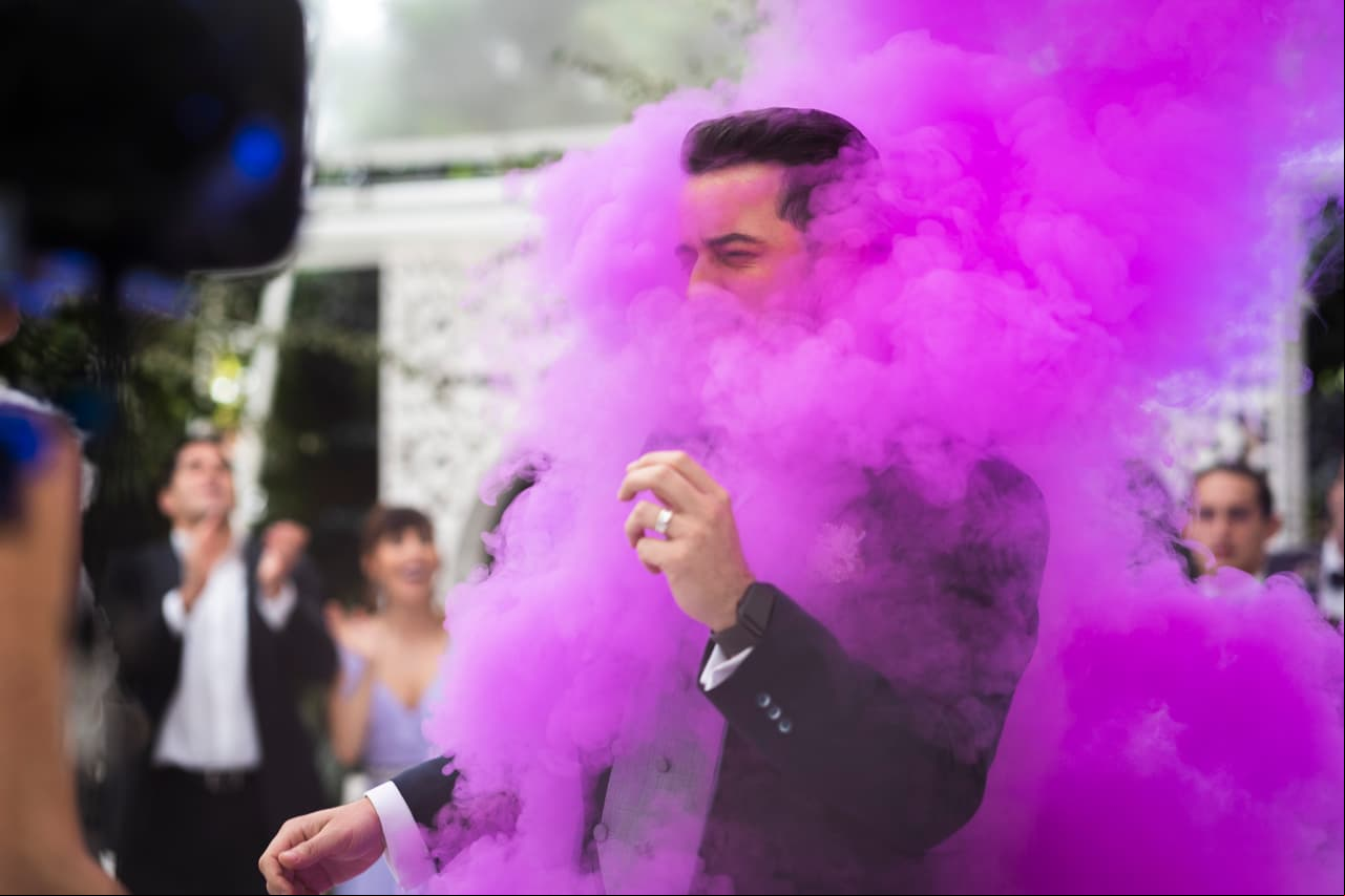 Pero durante el divertido momento, un extraño humo morado rodeó a los novios causando un terrible problema.