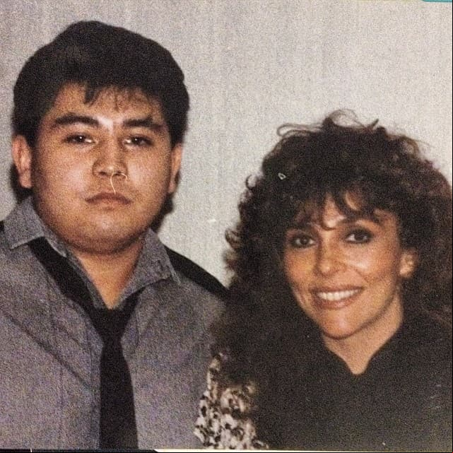La primer telenovela de Roberto Tello fue 'Mi queña soledad' en 1990, al lado de Verónica Castro. 
<br>
<br>De ahí le siguieron producciones como 'Muchachitas' y 'Mágica juventud'.