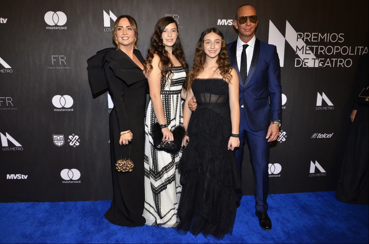 “Hoy por hoy, lo que predomina es el amor, lo que predomina es la familia y vamos por un mismo camino, nos apoyamos, nos iramos y la verdad es que eso es bien importante. A veces, hay familias que se separan, pero yo creo que todos en un momento cuando se casan lo que quieren es estar juntos para toda la vida y de verdad nosotros también, creo que ha sido cuestión de suerte”, compartió la conductora en su paso por la alfombra roja de los Premios Metropolitanos de Teatro.