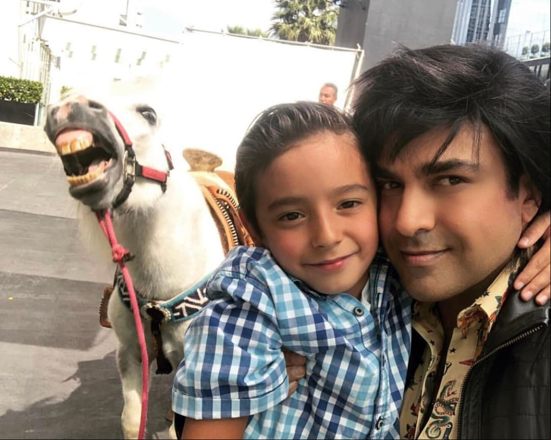 Inlcuso en 2019, el pequeño Arim incursionó en la actuación al realizar una pequeña participación en 'Nosotros los guapos', serie de comedia en la que su padre comparte escena con Adrián Uribe.