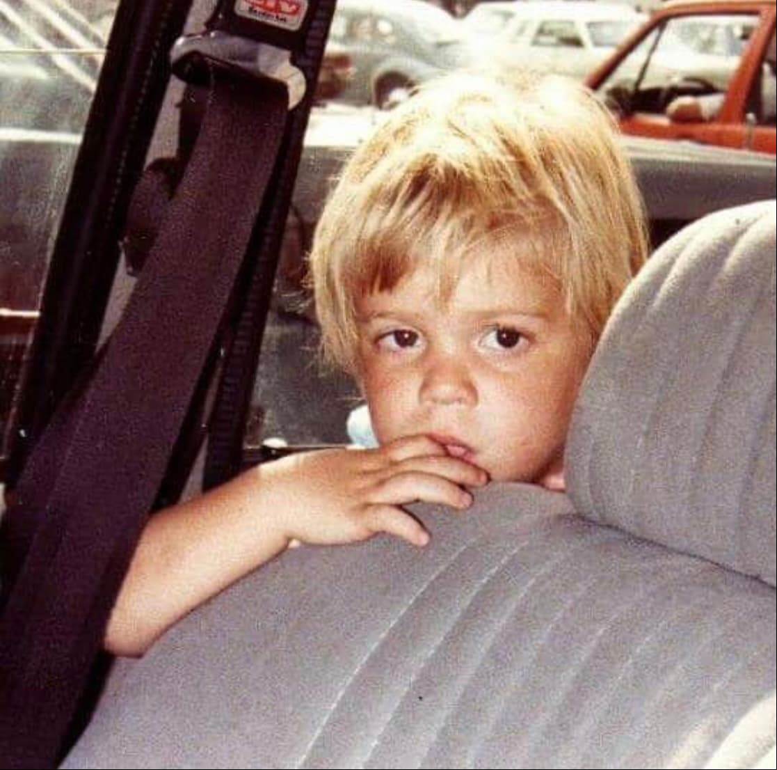 Alberich Meffert Bormann nació el 12 de agosto de 1982, proveniente de una familia de origen alemán. Sus inicios en el mundo artístico se remontan a su adolescencia, como animador en fiestas de Quince Años, tal como lo reveló en una entrevista en 2010.