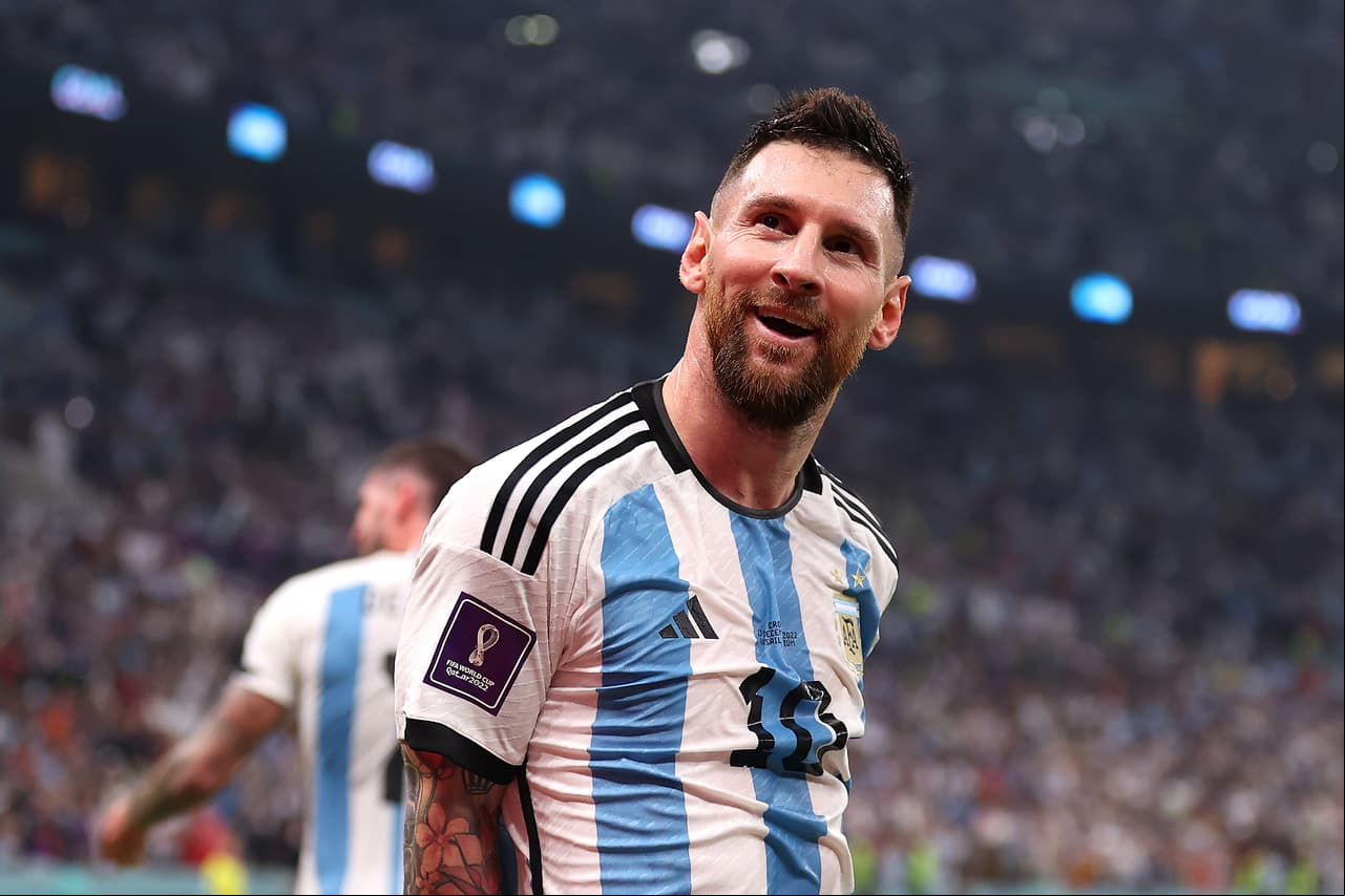 Lionel Messi sonríe después de su gran asistencia para el tercer tanto contra Croacia.
