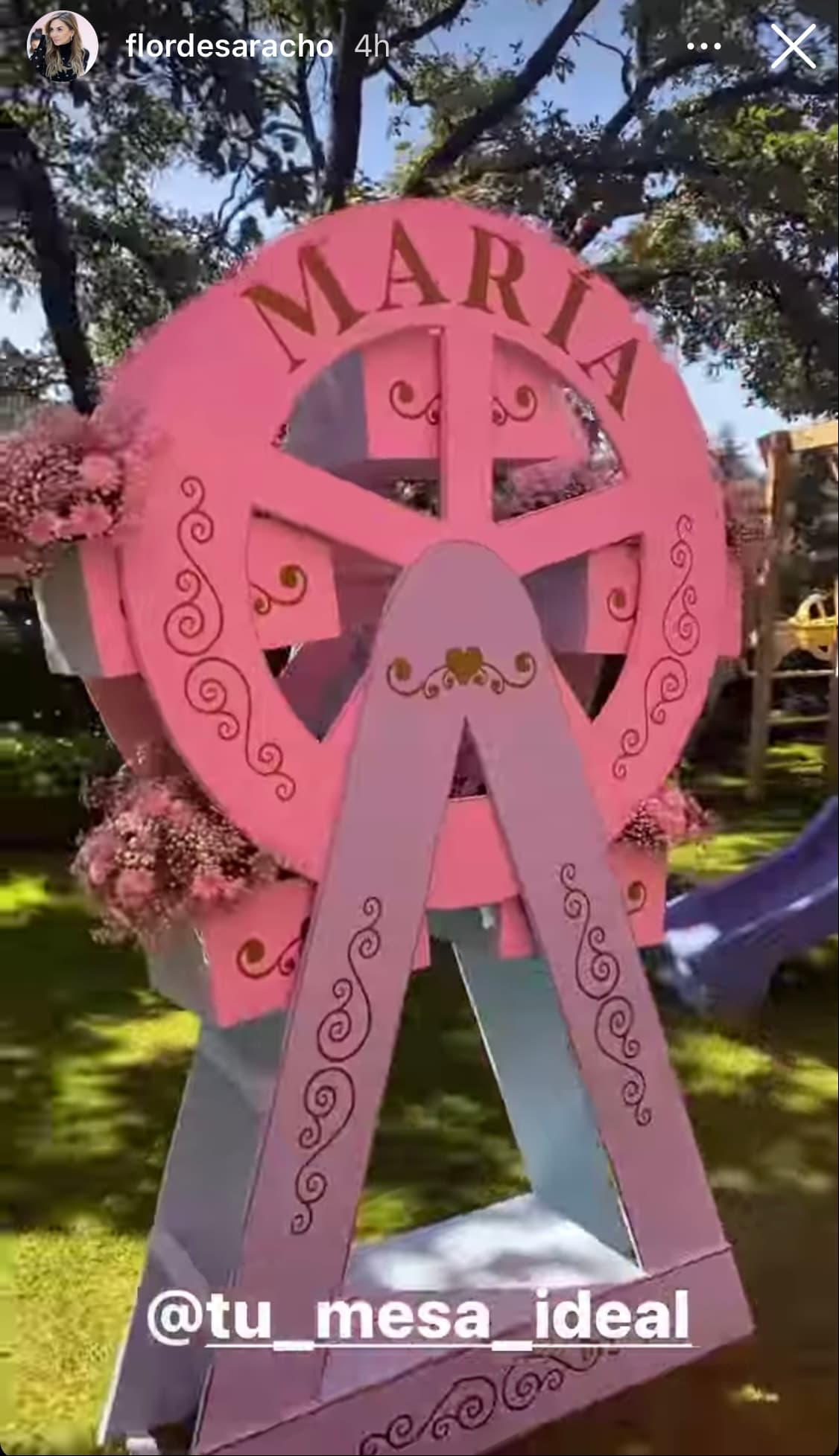 Una pieza que llamó la atención fue esta espectacular estructura que simula una rueda a de la fortuna y la cual fue decorada con flores.