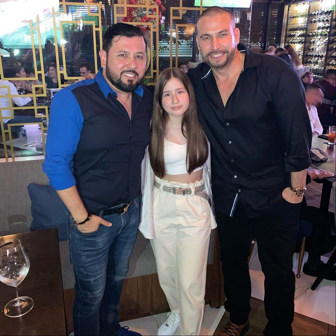 Tras abandonar abruptamente su carrera actoral y rendirse ante las adicciones, Rafael Amaya vivió episodios muy difíciles en los que incluso estuvo en riesgo su vida, tal como lo reveló su amigo, el cantante Roberto Tapia, quien, con ayuda de la asistente del actor, lo internó en una clínica de rehabilitación de Julio César Chávez.