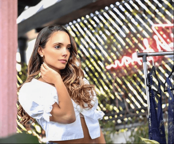 ¿Qué te gusta actuar más? ¿Besos apasionados o sabrosas cachetadas?
<br>
<br>“Por supuesto que las cachetadas son más divertidas, siempre y cuando no se les pase la mano y te la den de verdad jajaja. Los besos me cuestan muchísimo trabajo, incluso más que llorar”.