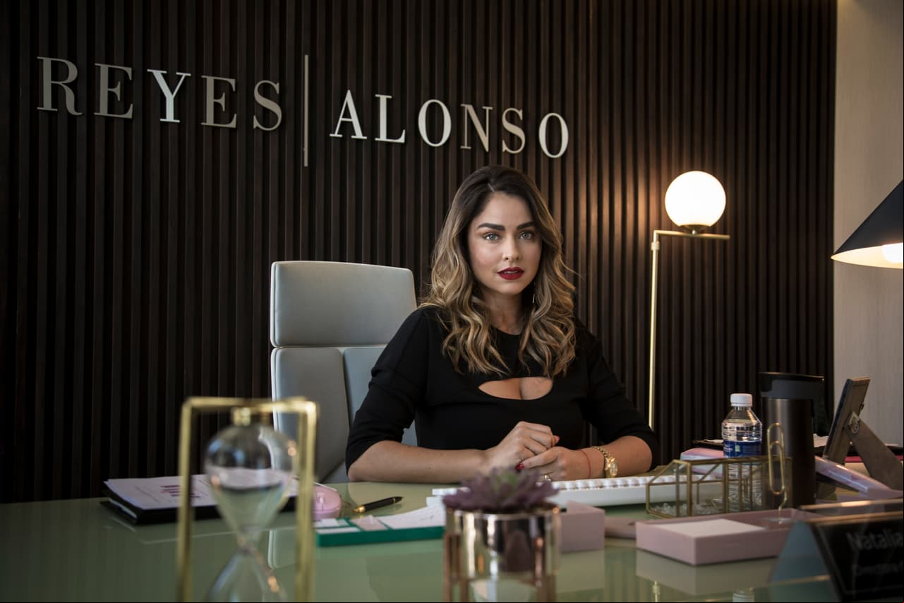 Claudia Martín muy metida en su papel de 'Natalia' en las empresas Reyes Alonso.
