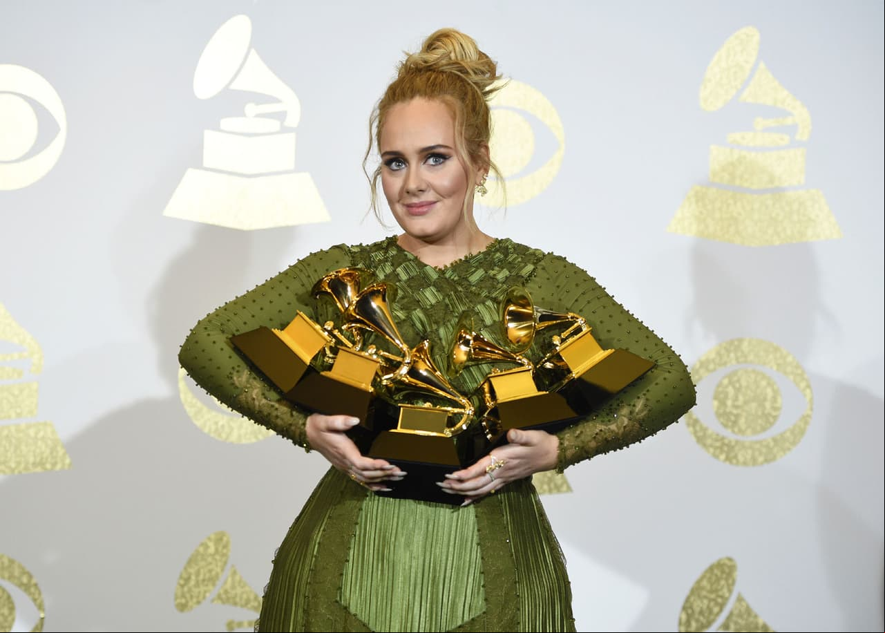 De acuerdo con People en Español, Adele y su esposo Simon Konecki presentaron una demanda contra una revista que intentó conseguir fotografías de su hijo Angelo.