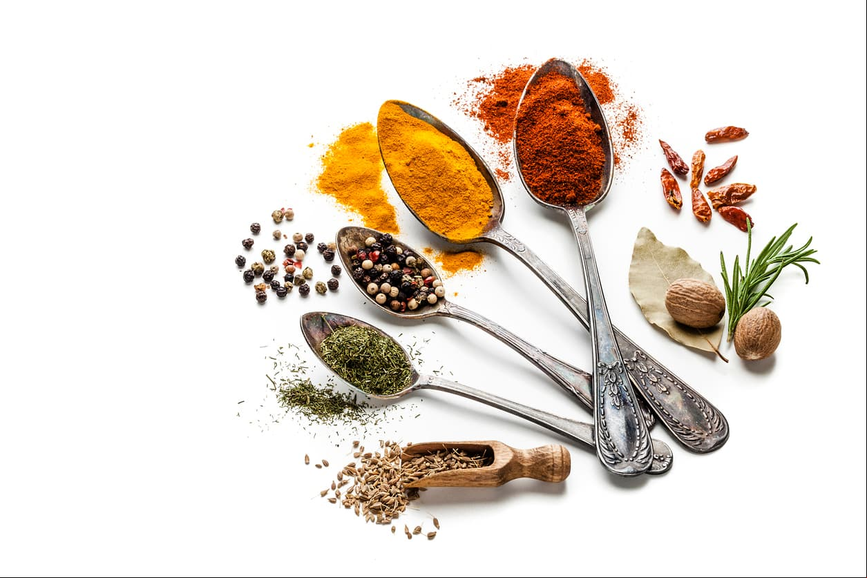 Especias. La pimiento, el orégano, el curry y otra clase de condimentos afectan el mal olor vaginal.