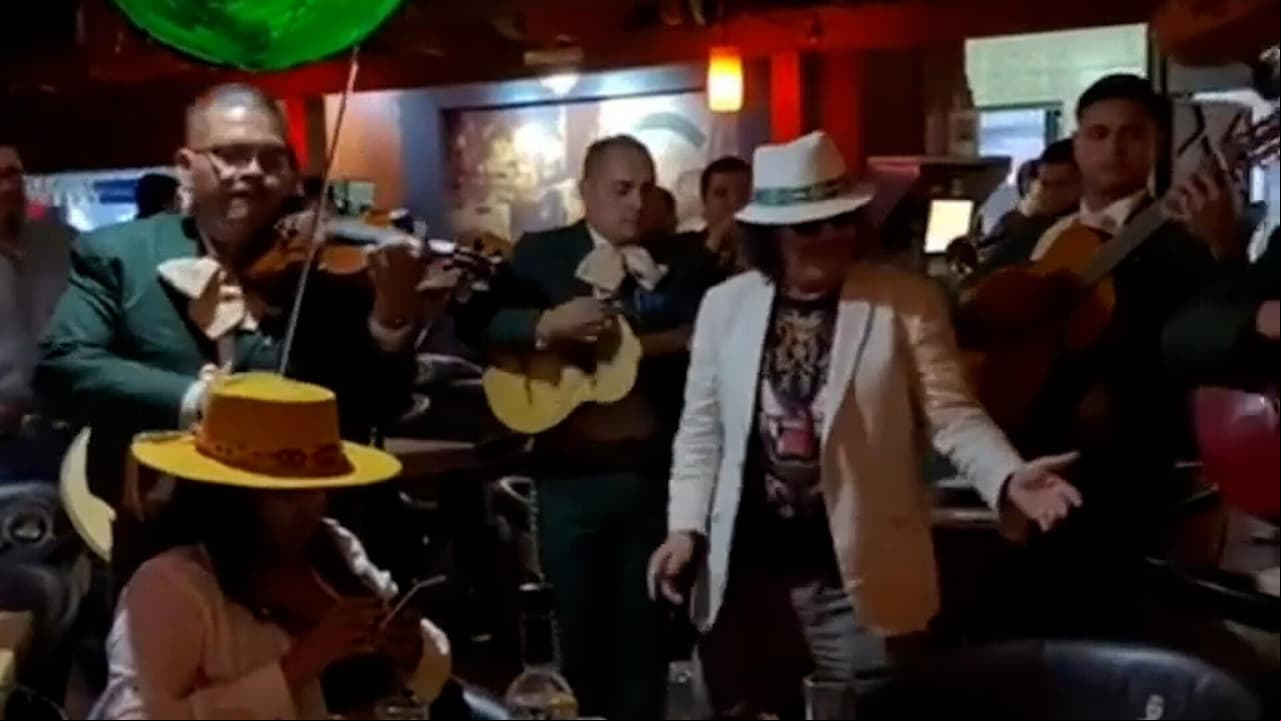 Carlos Santana se emociona y baila al ritmo del mariachi
