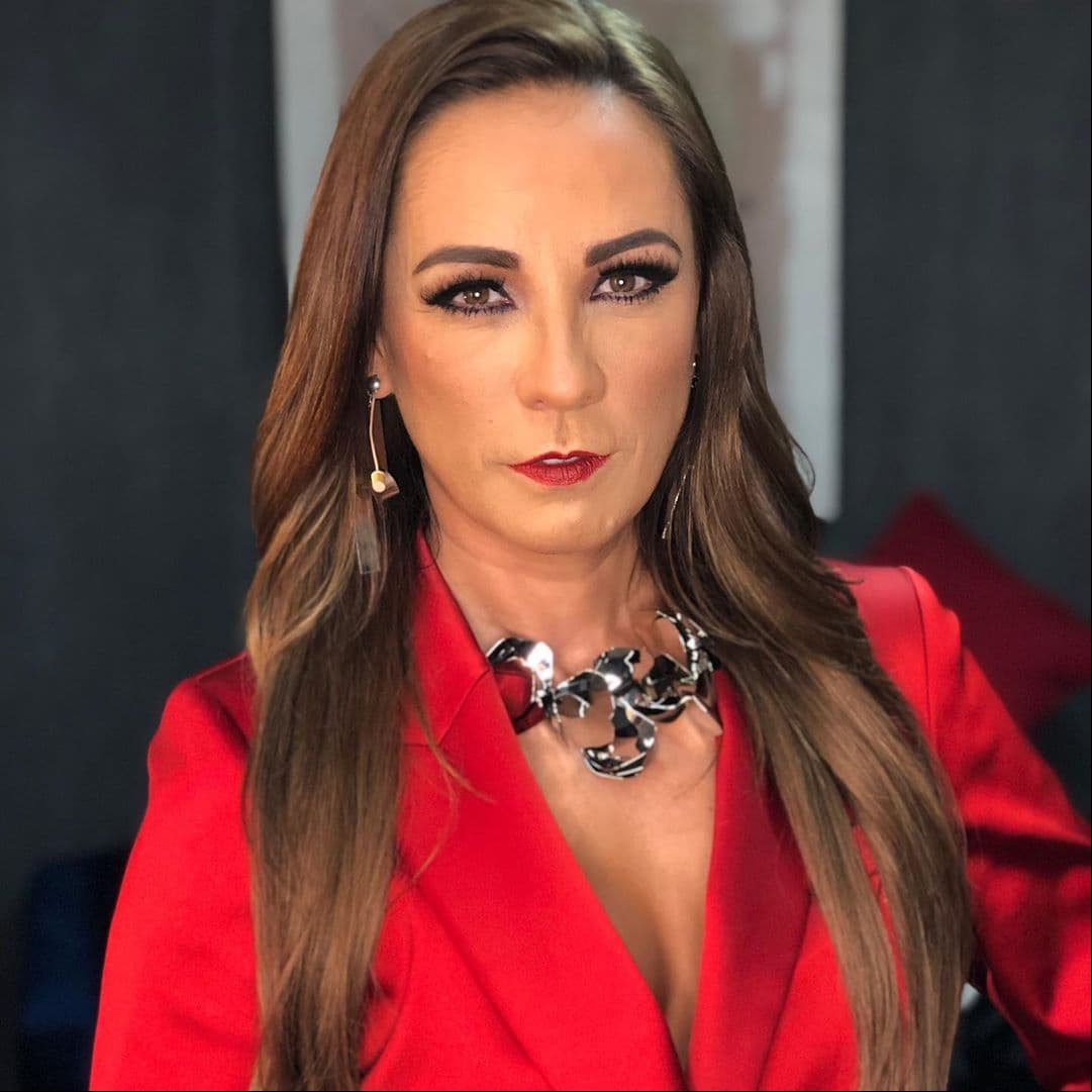 Consuelo Duval reveló en 2015 que el motivo de su divorcio fue cuando descubrió que Ariel era drogadicto. “Dejar de amarlo, fue darme cuenta que era drogadicto, yo ni sabía, yo vivía en mi cuento de Cenicienta, era la más feliz, ser mamá era la oportunidad de ser mamá y ser la mamá que no tuve”, dijo en entrevista con Gustavo Adolfo Infante para ‘Cadena Tres’. Después del divorcio, Ariel se alejó de sus dos hijos Michel y Paly sin ninguna explicación.