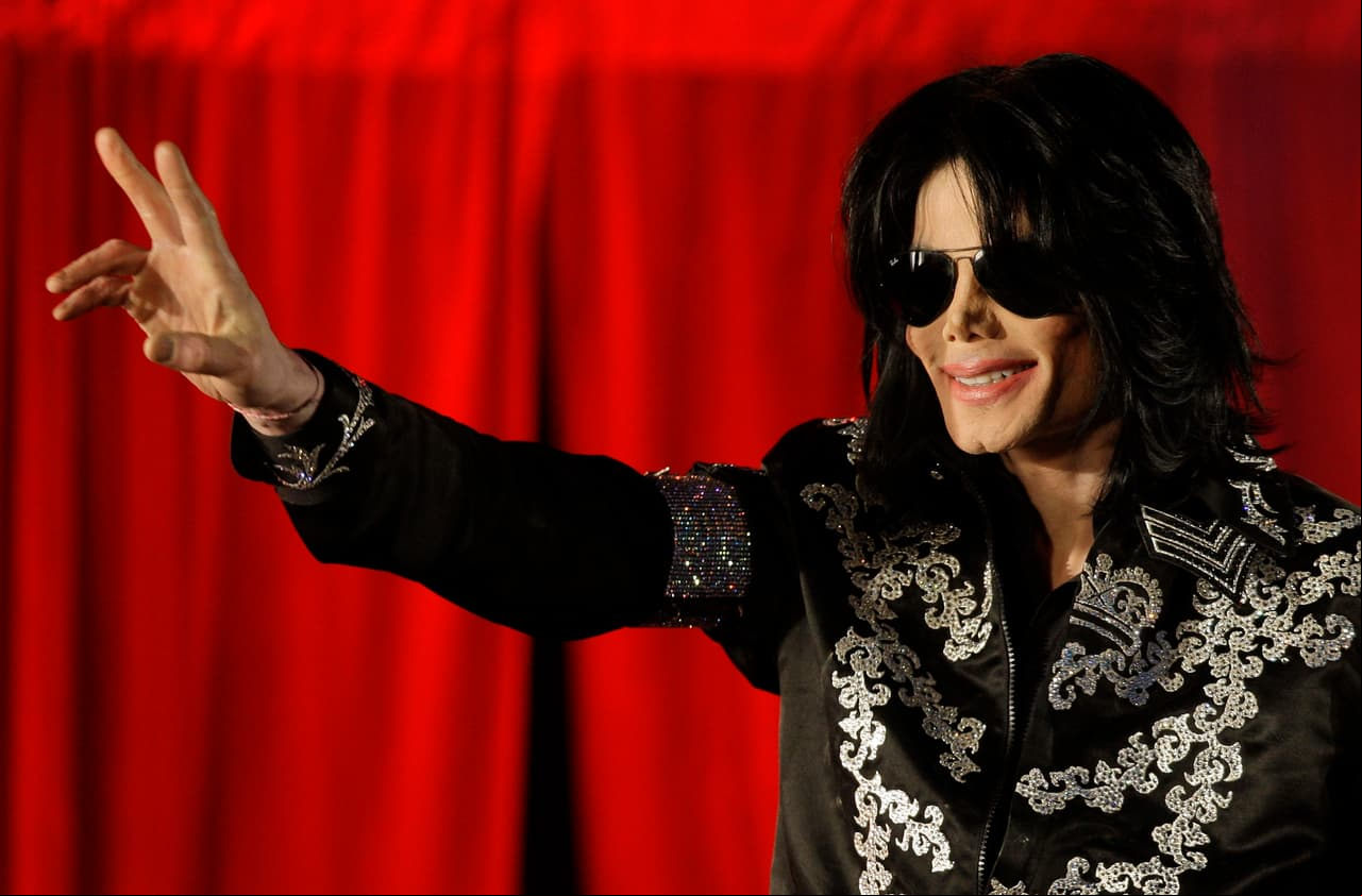 Aseguran que Michael Jackson montó la farsa de su muerte para escapar de las deudas que tenía y ahora está en Emiratos Árabes.