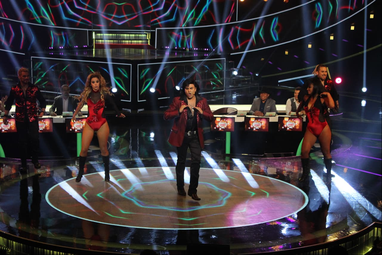 Albertano desmostró en el escenario sus habilidades en el baile y el canto.