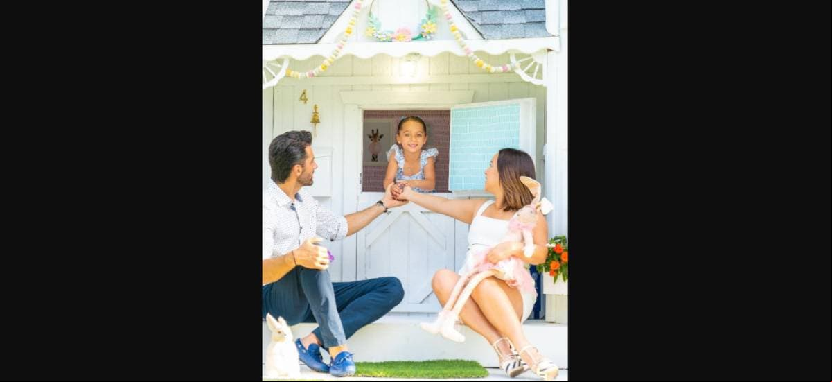 Tiene varias ventanas, las cuales parecen de cuento de hadas y cuentan con pequeñas jardineras al frente.