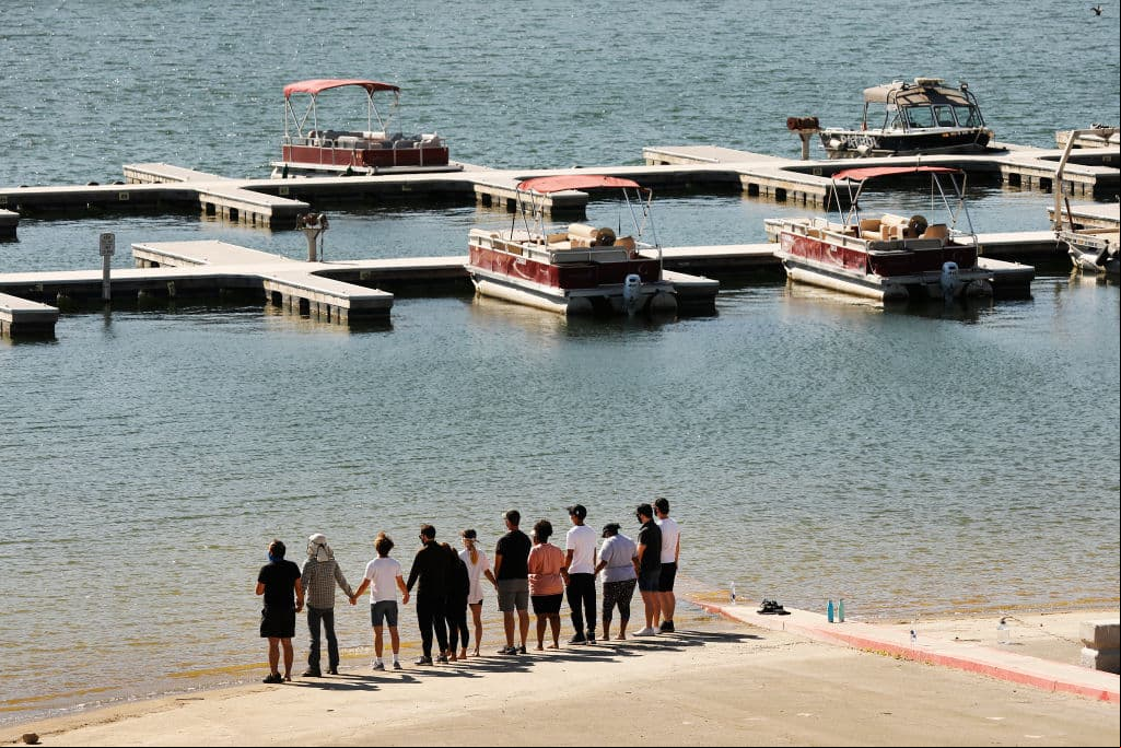 Parte del elenco de la serie Glee se reunió en el lago Piru para despedir a Naya Rivera.