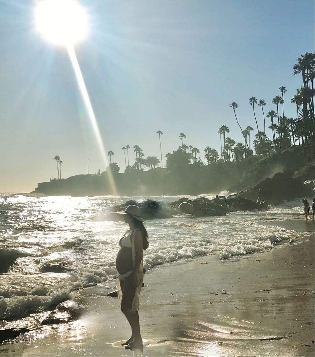 El 7 de agosto anunció que estaba cumpliendo 7 meses de embarazo con una imagen en la que aparece posando en bikini a la orilla de la playa y sus seguidores no dejaron de alabar su belleza, además de mostrarse emocionados por la llegada de Bella.