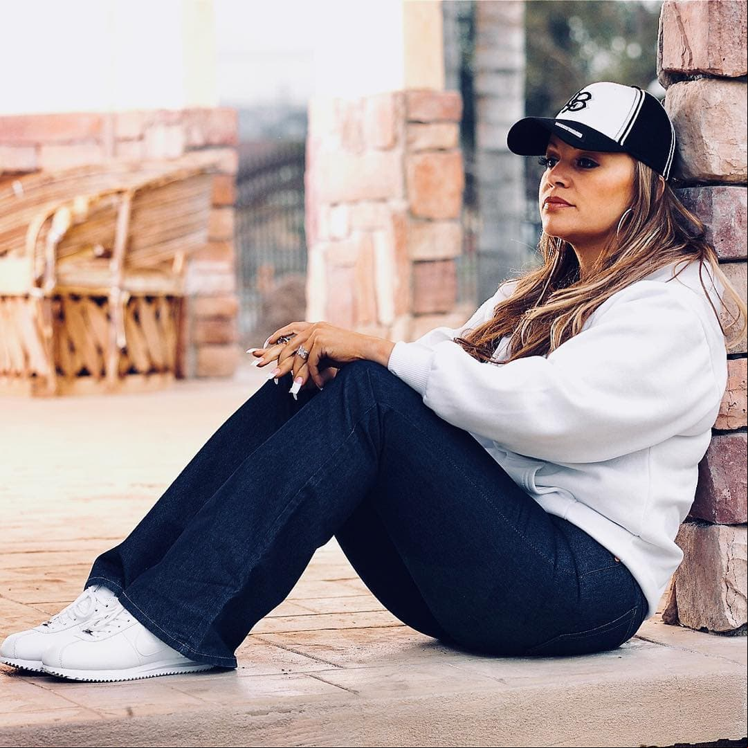 Las gorras y sombreros eran rios que llevabs ya sea en el escenario o en sus actividades cotidianas.