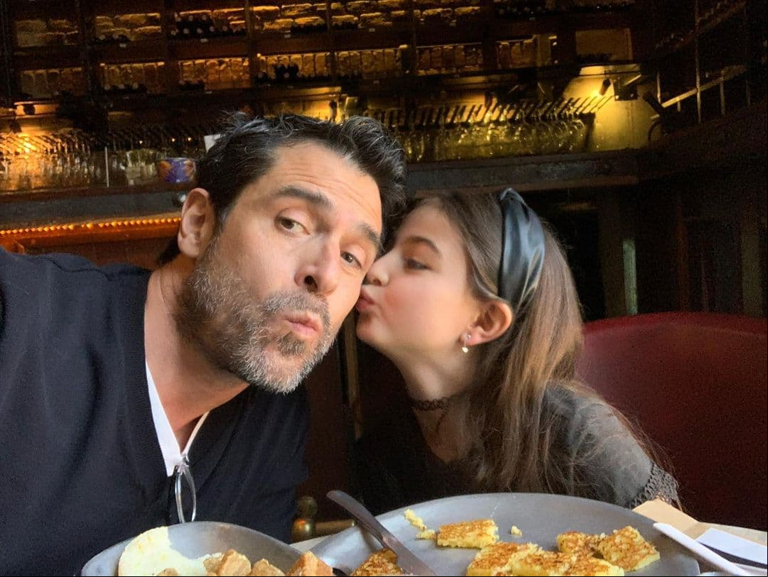 El actor tiene una excelente relación con la pequeña.