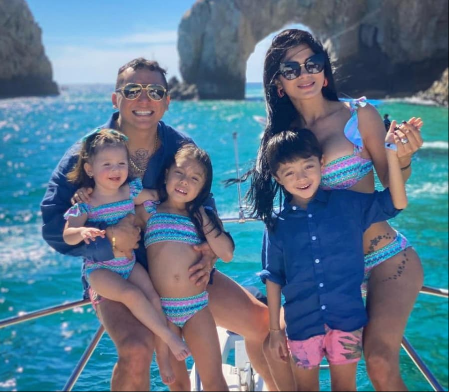 Aprovechando el paradisíaco paisaje, el cantante posó junto a Kimberly y sus hijos, Gia, Damián y Dasha, quienes combinaron sus trajes de baño, tal y como suelen hacerlo en su vida cotidiana. “Que tengan un excelente día lleno de bendiciones. Hay que dar gracias a Dios por todo lo que nos ha dado, pero también es muy importante dar gracias a Dios por todo eso que no tenemos”, expresó.
