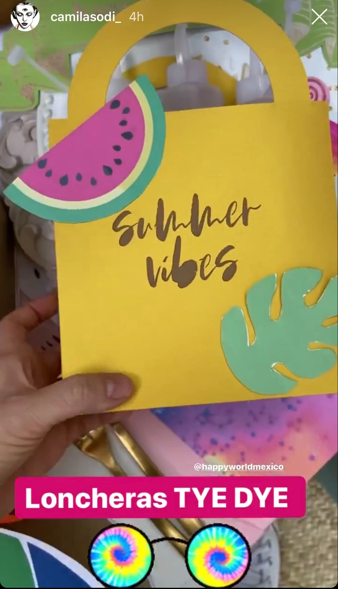 Todos los asistentes recibieron una bolsa de regalos que incluía pinturas y una playera para que cada quien la decorara a su gusto.