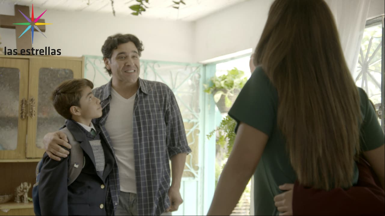 Lola (Osvelia Pérez) y Pedro (Ricardo Guerra) se sienten muy orgullosos de su hijo por estar en una escuela carísima, gracias a su inteligencia y calificaciones.