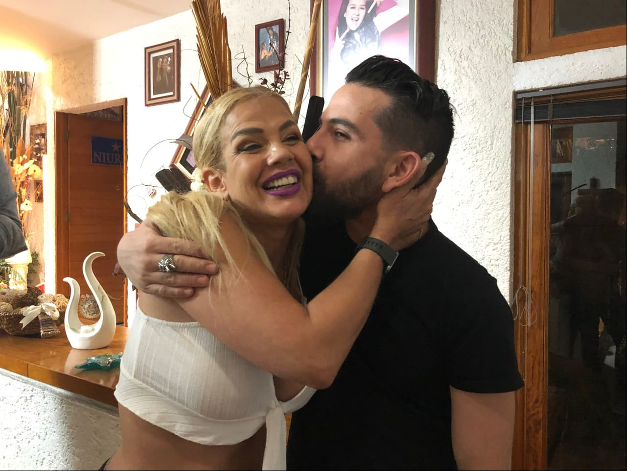Con Juan Ugarte, quien interpreta al arcángel Uriel en la serie