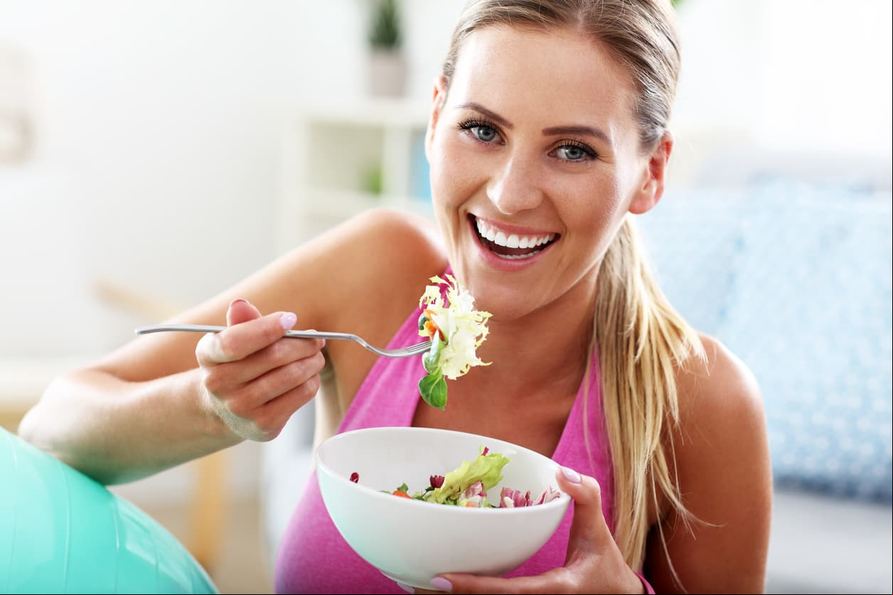 Trata de comer más despacio, ya que disminuir la velocidad en la que consumes los alimentos favorece la digestión.