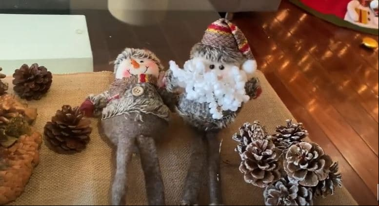 Para el centro de mesa de la sala, la intérprete de 'Te quiero tanto, tanto' eligió también muequitos de temporada como Santa Claus y muñecos de nieve.