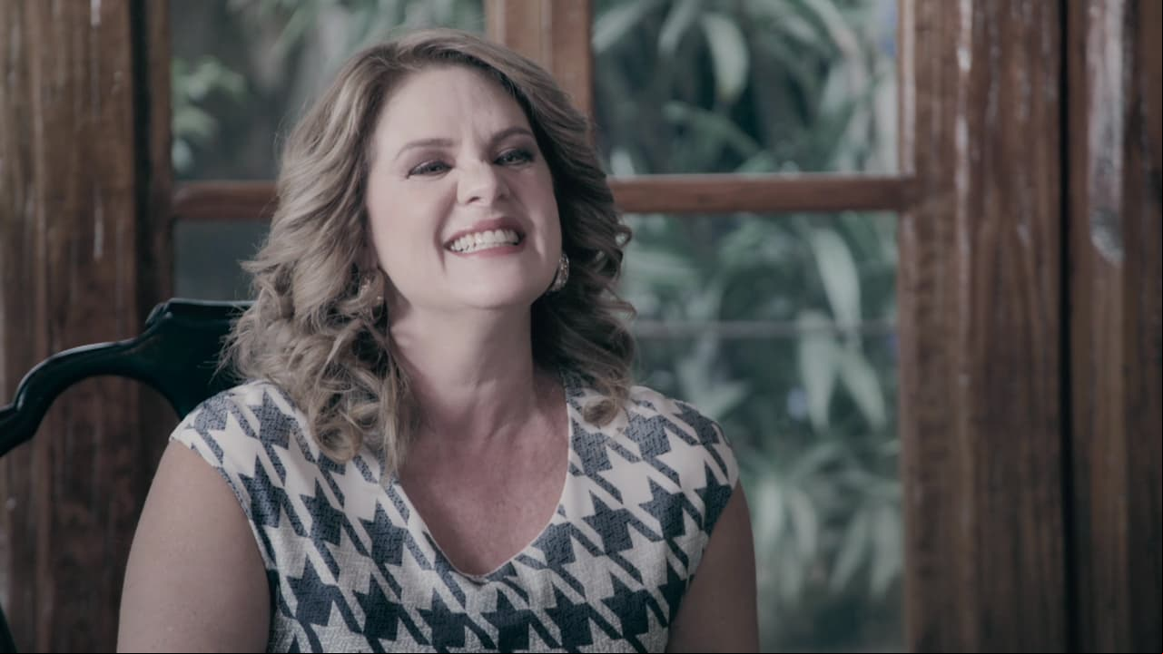 3. Siempre tiene su mejor sonrisa, pese a los insultos u ofensas de su marido.