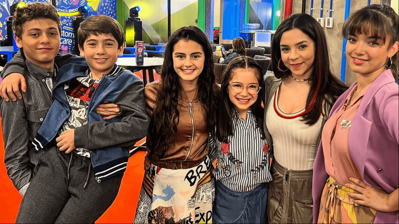 Actriz de ‘Papás por conveniencia’ es hija de famoso actor y revela que su papá es bisexual 