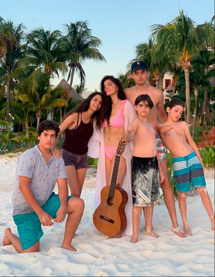 Y es que, aunque la mayor de los hermanos Levy quedó bajo el cuidado de su abuela materna, Talina Fernández, tras la muerte de Mariana, la modelo también ha expresado su amor por la llamada ‘Reina Grupera’, quien cuidó de sus hermanos durante el tiempo que duró su relación con José María Fernández “Pirru”.