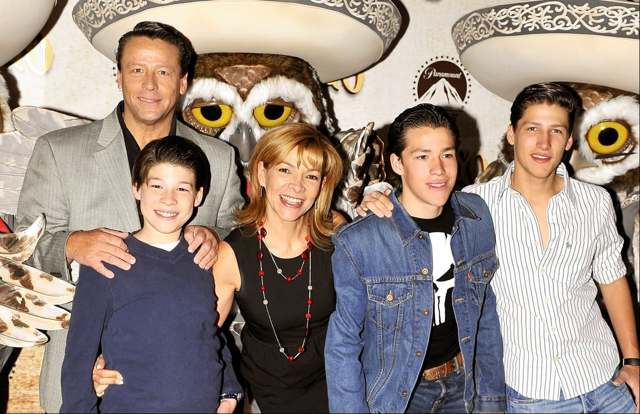 Todo comenzó cuando Alfredo Adame y Mary Paz Banquells se divorciaron en 2018 tras 25 años de divorcio. De su amor tuvieron tres hijos Sebastián, Diego y Alejandro.