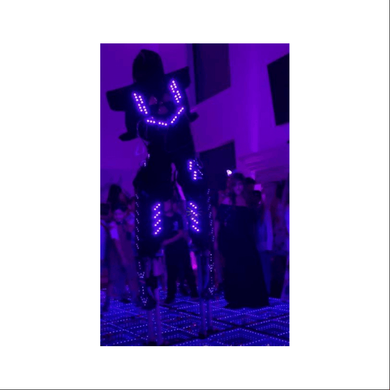 Un robot bailador estuvo en la brillante pista acompañando a Lupita Karizma y a sus invitados.