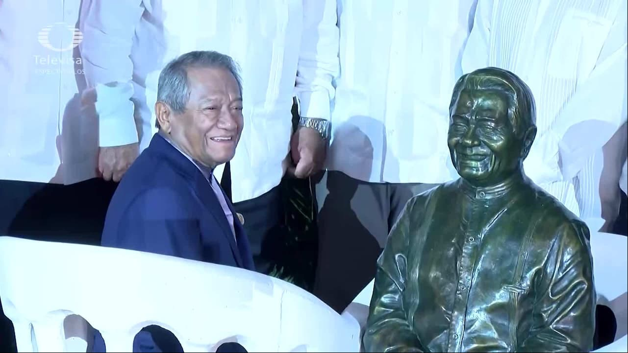 Armando Manzanero devela estatua en Yucatán