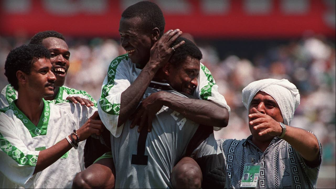 Jugadores de Arabia Saudita felicitan a su portero tras vencer a Bélgica en el Mundial de 1994.