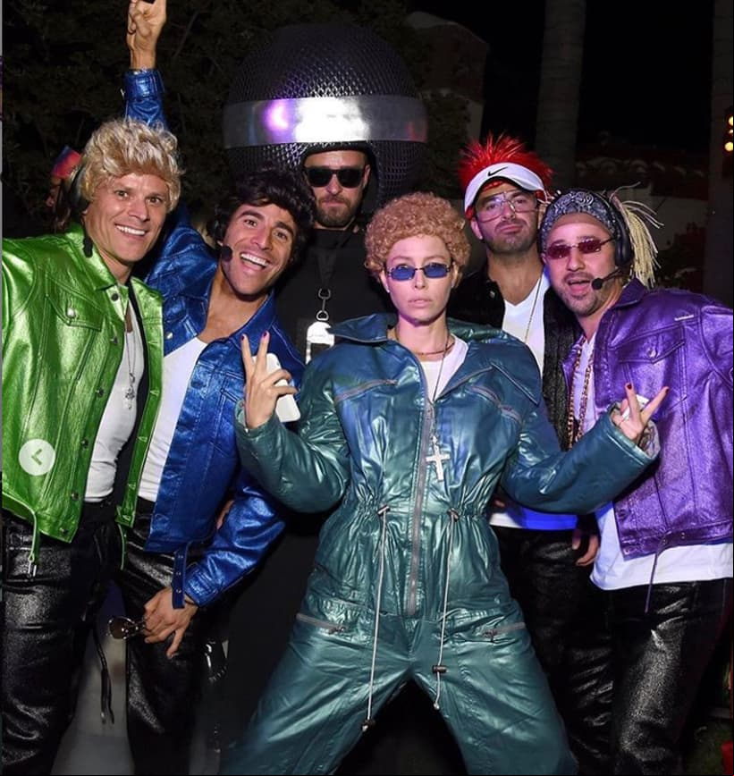 Justin Timberlake, en compañía de su esposa Jessica Biel y sus amigos, se disfrazaron de *NSYNC, agrupación en la que saltó a la fama el cantante.